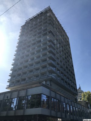 Камельчук каже, що жити в готелі дуже зручно. Має "гарний вид з вікна"