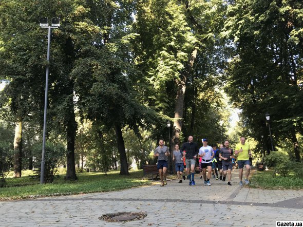 Перехожі кажуть, що сьогодні депутати біжать пізніше