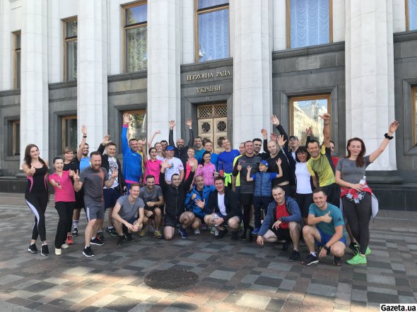 Між собою жартують, що дехто ходить бігати лише заради групового фото