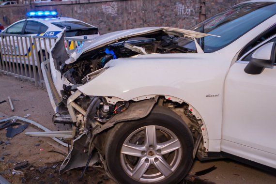 В Дніпрі авто виїхало на трамвайну колію.