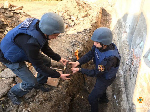 На території школи в Тернополі знайшли 110 вибухо-небезпечних предметів часів Другої світової війни