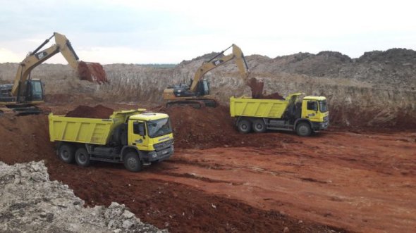 Вантажні автомобілі Mercedes-Benz та екскаватори Caterpillar