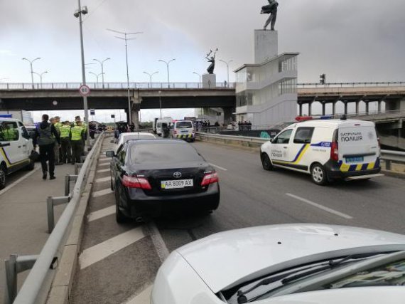 У столиці перекрили міст Метро. Чоловік  погрожує його підірвати чи відкрити стрілянину