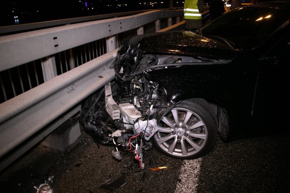 На Дарницькому мосту в Києві сталася подвійна ДТП. Там Lexus наздогнав BMW. А потім у них влетів Hyundai. Троє постраждалих