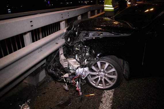 На Дарницькому мосту в Києві сталася подвійна ДТП. Там Lexus наздогнав   BMW.   А потім у   них влетів Hyundai. Троє постраждалих