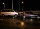 На Дарницькому мосту в Києві сталася подвійна ДТП. Там Lexus наздогнав BMW. А потім у них влетів Hyundai. Троє постраждалих