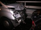 На Дарницькому мосту в Києві сталася подвійна ДТП. Там Lexus наздогнав BMW. А потім у них влетів Hyundai. Троє постраждалих