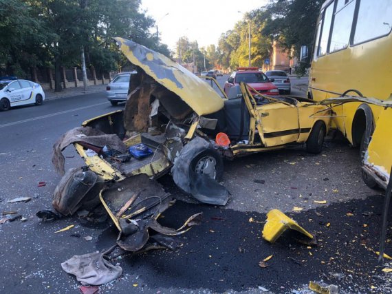 У Одесі ВАЗ зіткнувся з припаркованою маршруткою і перетворився на купу металобрухту
