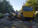 В Одессе ВАЗ столкнулся с припаркованной маршруткой и превратился в груду металлолома