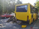 В Одессе ВАЗ столкнулся с припаркованной маршруткой и превратился в груду металлолома