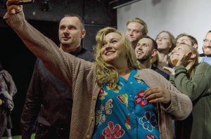 Після вистави ”Схід–Захід” політв’язень Олег Сенцов фотографується з трупою театру ”Актор”