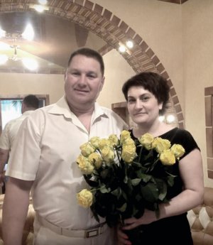 Андрій Гуцалов з міста Гайсин Вінницької області вперше зустрівся зі своєю сестрою по батькові Маргаритою Кустарьовою три роки тому. Подарував їй букет жовтих троянд
