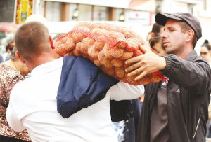 На найбільших гуртових базарах України вітчизняну картоплю продають по 8–11 гривень за кілограм. Завезена з-за кордону коштує 12–14. У сусідній Польщі за кілограм картоплі платять трохи більше дев’яти гривень