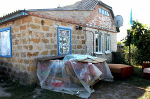 У селі Лелюхівка Новосанжарського району волонтери допомагають ремонтувати будинок родини Токарів