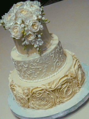 На весілля купують багатоярусні торти, прикрашені квітами