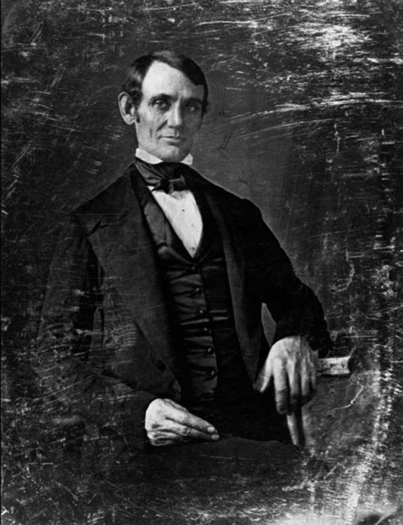 Перша фотографія Авраама Лінкольна. Це найраніша з відомих фотографій президента США, датована приблизно 1846 роком. Він без своєї фірмової капелюхи і бороди. Тому будь-яка людина, яка подивиться на фото ніколи не впізнає в ньому Лінкольна.