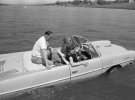 Мужчина за рулем этой машины — не кто иной, как президент США Линдон Джонсон в 1965 году. Он обожал пугать гостей своего ранчо, разгоняясь и въезжая на машине в озеро. На самом деле просто развлекался.