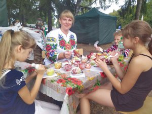 Під час екофестивалю ”Яблуневий сад” у селі Мачухи Полтавського району провели майстер-класи із розпису яблук глазур’ю