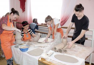 Студенти із різних мистецьких закладів країни ліплять вироби із глини в іллінецькому будинку культури