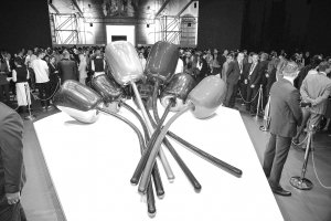 Скульптура американця Джеффа Кунса ”Тюльпани” стоїть між залами для виступів і для бенкету на форумі ”Ялтинська європейська стратегія” в київському ”Мистецькому Арсеналі”. Це букет із семи перекручених між собою квіток. Зроблений із нержавіючої сталі й покритий напівпрозо­рою фарбою. Важить понад три тонни. Скульп­туру оцінюють у 34 мільйони доларів