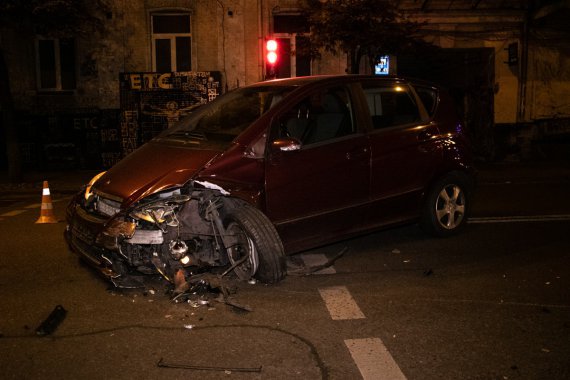В Киеве Mercedes влетел в Mazda и отбросил ее в фасад здания