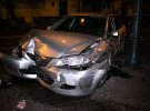В Киеве Mercedes влетел в Mazda и отбросил ее в фасад здания