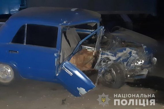 На Тернопільщині п’яний водій ВАЗ-2101 влетів у припаркований КамАЗ. Окрім нього, в авто була дружина і двоє їхніх доньок.  Жінка з дітьми скалічилися