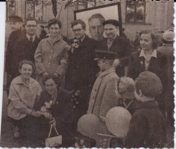 Иван с друзьями и коллегами на Первомайской демонстрации, 1958 г.