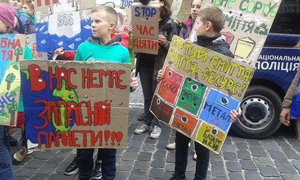 Школьники устроили экологический протест под Кабинетом министров