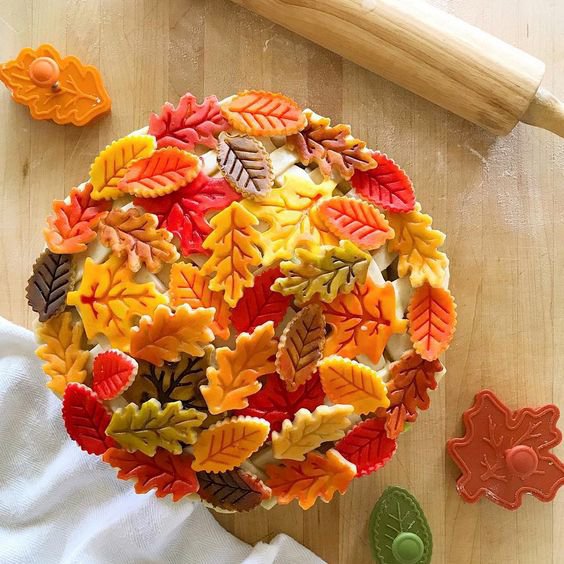 Осенние пироги украшают съедобным листьями и ягодами