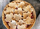 Осенние пироги украшают съедобным листьями и ягодами