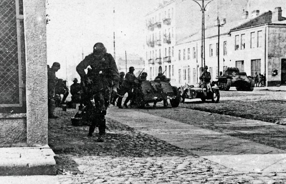 Фашистські солдати входять у Варшаву 28 вересня 1939 року. Тримали місто в облозі й обстрілювали протягом 20 днів. Польські війська залишили столицю через брак їжі та боєприпасів