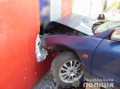 В Черновцах пьяный 60-летний водитель на автомобиле врезался в дом и стрелял в полицейского