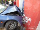 В Черновцах пьяный 60-летний водитель на автомобиле врезался в дом и стрелял в полицейского