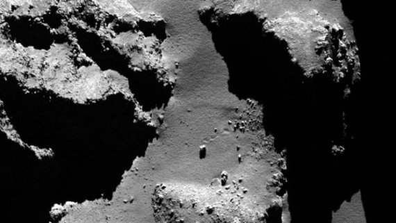Один из таких объектов - кусок породы массой около 230 тонн - упал с высоты около 50 метров, а затем "пропрыгал" несколько десятков метров по поверхности кометы, как теннисный мячик