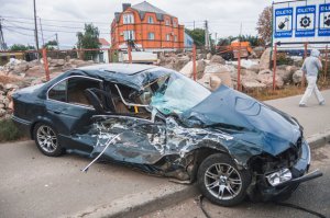 У Києві на Окружній дорозі легковик протаранив маршрутку.  Фото: Інформатор