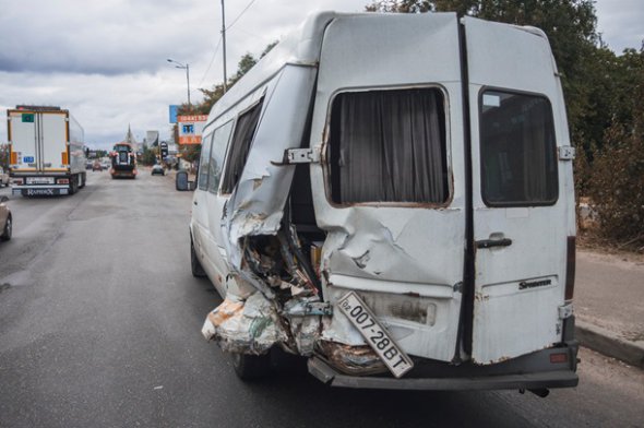 У Києві на Окружній дорозі легковик протаранив маршрутку.  Фото: Інформатор