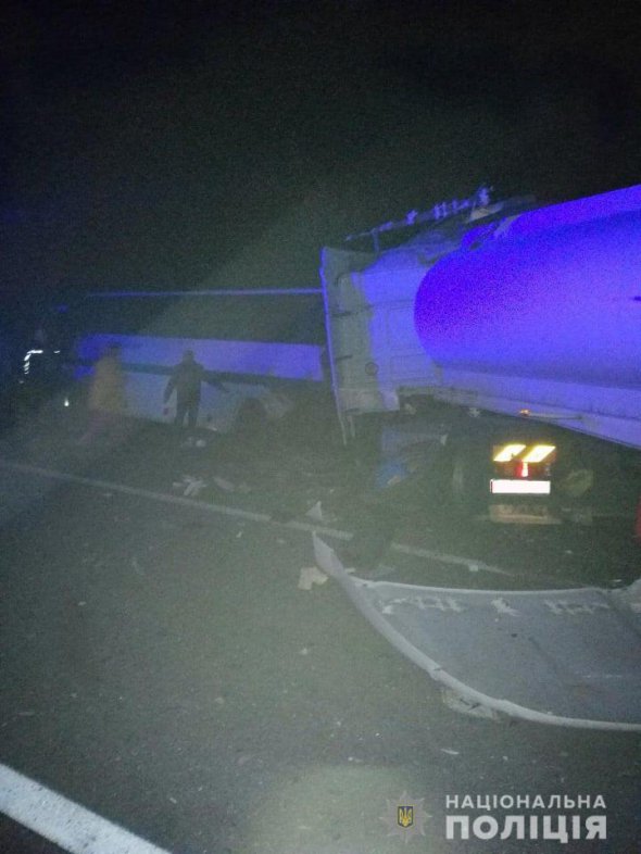 В Житомирской области грузовой автомобиль влетел в припаркованный пассажирский автобус. 9 человек погибли. Еще 10 - получили травмы