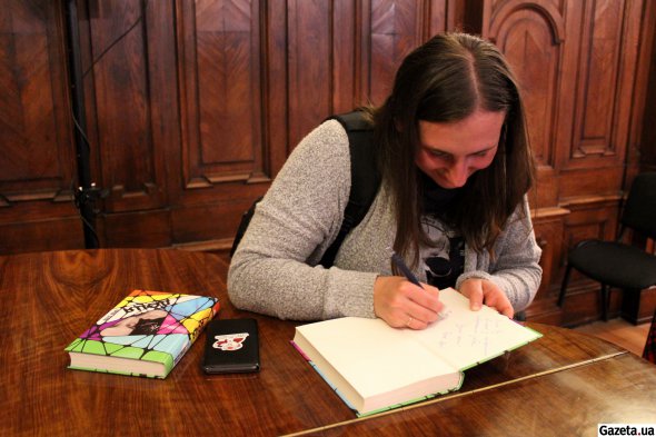 Наталя "Ельф", прототип якої є головною героїнею у книзі, підписує книжки читачам