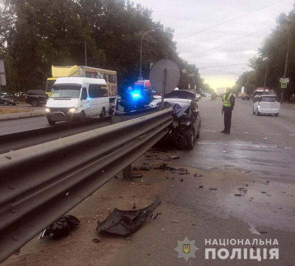 У Голосіївському районі Києва водій Hyundai не впорався з керуванням і врізався у відбійник