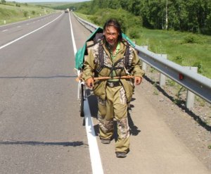 Шаман Олександр Габишев тягне узбіччям автотраси алюмінієвий візок із необхідними в дорозі речами. Найважливіша — юрта, яку він установлює для ночівлі. Від Якутська до Москви майже вісім тисяч кілометрів. За півроку Габишев пройшов три тисячі, по 20 кілометрів щодня