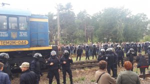 Бійці загонів поліції спеціального призначення КОРД і ТОР відтісняють ветеранів українсько-російської війни, які блокують вагони з російським вугіллям на залізничній станції ”Соснівка” в Сокальсь­кому районі Львівської області