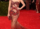 Сюди ж можна віднести «голу» сукню від Atelier Versace на Met Gala 2015.