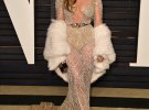 Або плаття від Zuhair Murad, в якому Джен з'явилася на офіційній афтепаті "Оскара" в 2015 році - вечірці журналу Vanity Fair.  Блискучий у всіх сенсах наряд Лопес доповнила білосніжною шубою.