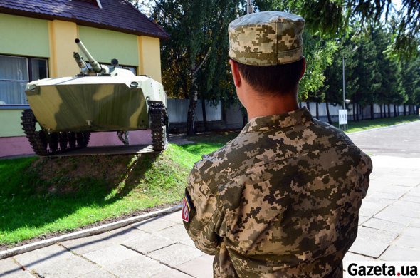 Когда на Донбассе начались боевые действия, осознавая высокий риск военного вторжения РФ на территорию Украины разведчик, 35-летний Анатолий "Ворон" поступил на службу в 80 отдельную десантно-штурмовую бригаду. Через два года войны пошел в разведроту. В зону антитеррористической операции попал 23 мая в лагерь "Довгенький" под Славянском, что в 22 км от Харькова.