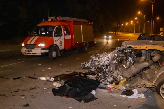У Дніпрі Chevrolet Evanda на швидкості врізався в ліхтарний стовп. Водій загинув на місці. Його пасажир в лікарні