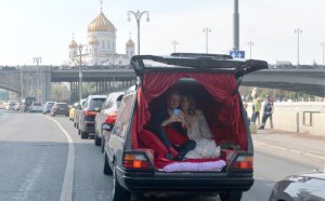 Російська телеведуча Ксенія Собчак і режисер Костянтин Богомолов одружилися 13 вересня. Їхнє весілля обійшлось у 200 тисяч доларів