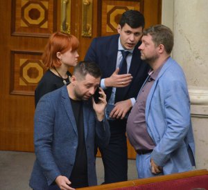 Голова фракції ”Слуга народу” Давид Арахамія комусь телефонує в сесійній залі парламенту 19 вересня. Поруч з ним заступник лідера партії Олександр Корнієнко (праворуч на фото) і народний депутат Роман Грищук (по центру світлини). Перед цим 44 нардепи з фракції не підтримали президентський законопроект про надання дозволу на ”прослушку” Національному антикорупційному бюро та Державному бюро розслідувань без погодження із парламентом