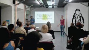 Викладачка 32-річна Оксана Чужа проводить майстер-клас для російськомовних ”Як почати говорити українською” в Києві