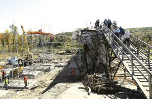 Будівельники монтують тимчасову опору для аварійного мосту на річці Сіверський Донець у Станиці Луганській на Луганщині. Закінчити ремонт споруди обіцяють до кінця жовтня